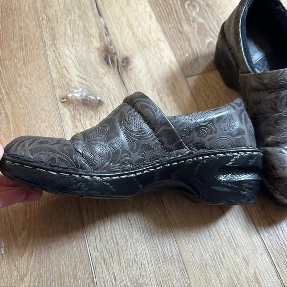 B.O.C. Born Concepts Peggy Grey Slip On Western Embossed Clog Sz 8 GUC - Picture 8 of 14